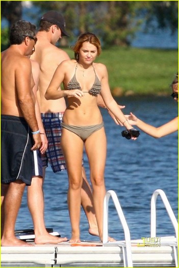 miley-cyrus-bikini-liam-hemsworth-16