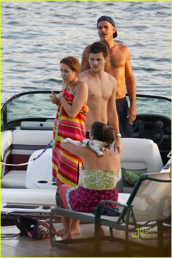 miley-cyrus-bikini-liam-hemsworth-18