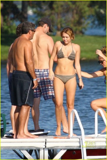 miley-cyrus-bikini-liam-hemsworth-23 - Miley and Liam - love