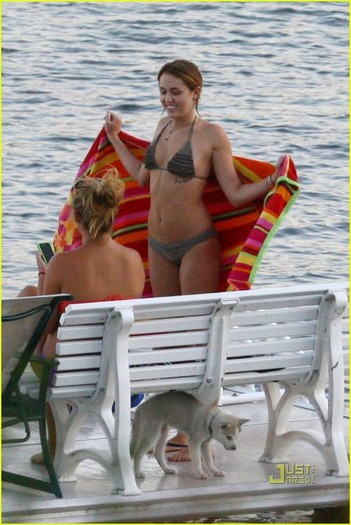 miley-cyrus-bikini-liam-hemsworth-26 - Miley and Liam - love