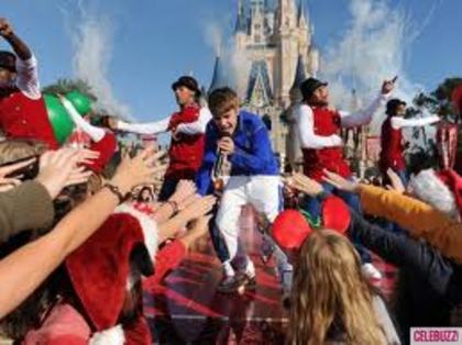 images (4) - Justin Bieber at Disney World 2011