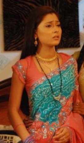 40347-sadhna-ragini-and-ranvir-looking-sad