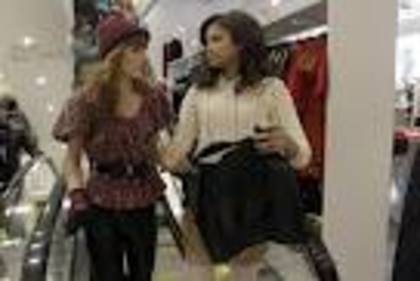  - Bella Thorne si Zendaya Coleman