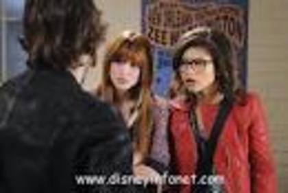  - Bella Thorne si Zendaya Coleman