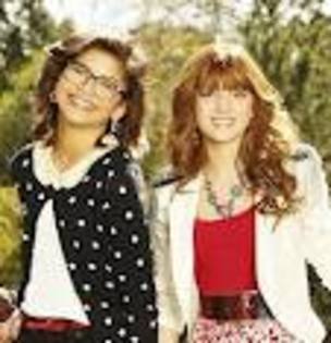  - Bella Thorne si Zendaya Coleman