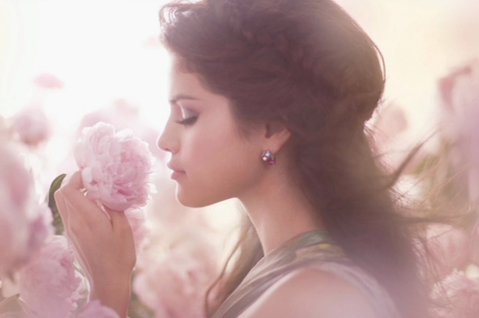 selena-gomez-smells-a-beautiful-pink-rose - selena se adora pe a insusi