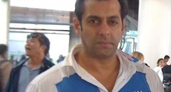 407671_310517882317587_217304781638898_804154_367984551_n - salman khan