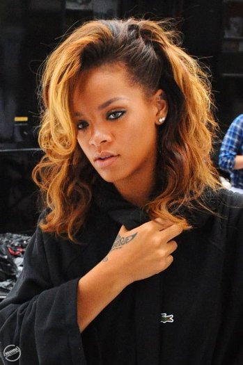 298256_195817537155618_148451948558844_462522_1370200634_n - Rihanna