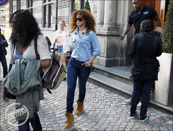 311077_191246497612722_148451948558844_449037_53344_n - Rihanna