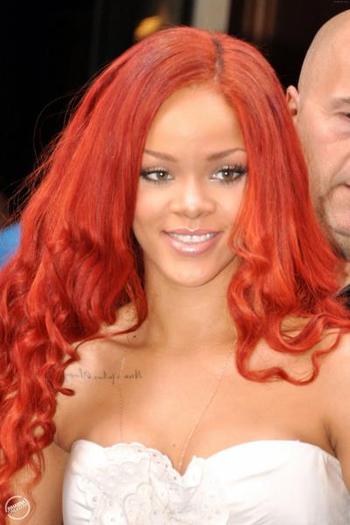 311652_191997630870942_148451948558844_451128_1109526422_n - Rihanna