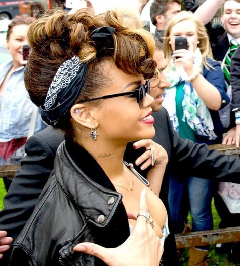 316947_200894259981279_148451948558844_480180_1627458517_n - Rihanna