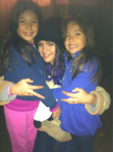 405752_284506314938378_119049044817440_699744_152228432_n - Selena Gomez 4