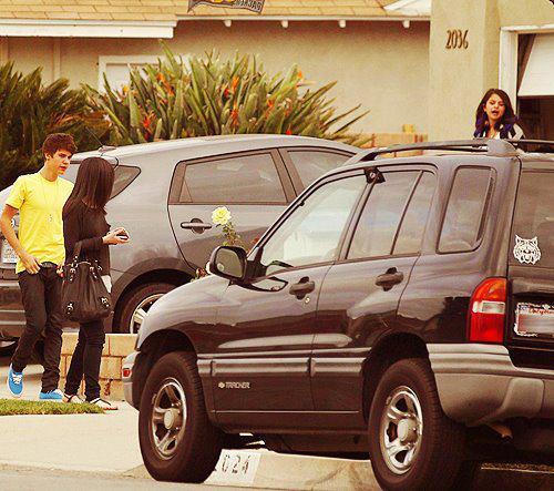 406328_284461868276156_119049044817440_699696_1385000638_n - Selena Gomez 4
