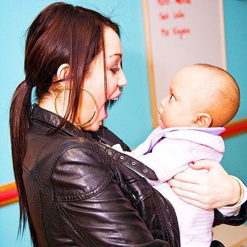 376249_270895546296160_159781490740900_797978_1159852087_n - miley-cyrus 1