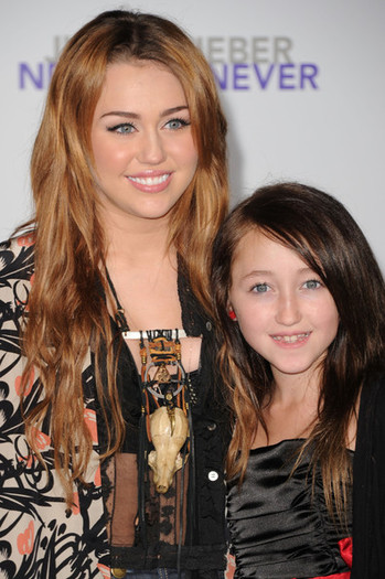 Miley Cyrus Noah Cyrus Premiere Paramount M1E_eCCyO9Yl