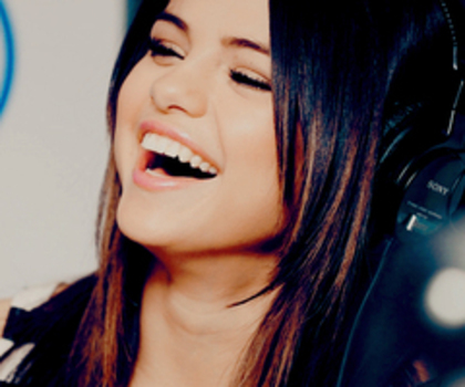 # Are un zambet criminal =p~ . Ai grija ! Poate fi fatal :-s [ O ]