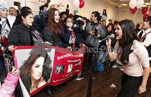 1d6b65b981b56883e3de4fba74dce3be - 1-Dulce Maria en Meet Greet T-Mobile-1