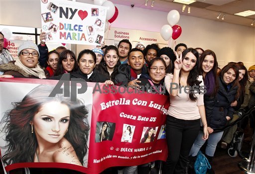 36e014ad88846d33e82f5b3a0702f7fd - 1-Dulce Maria en Meet Greet T-Mobile-1