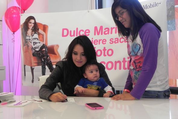 498127239 - 1-Dulce Maria en Meet Greet T-Mobile-1