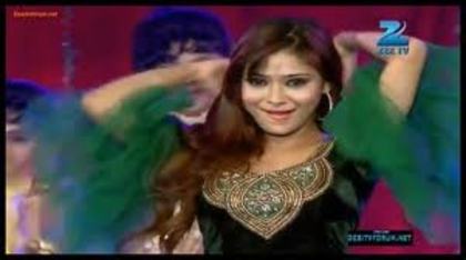 descărcare (1) - Sara Khan dance In Zee Rishte Awards