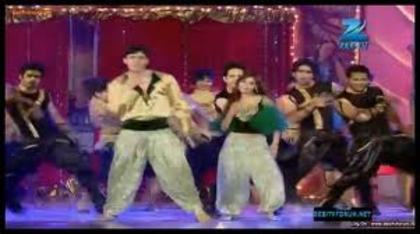 images (8) - Sara Khan dance In Zee Rishte Awards