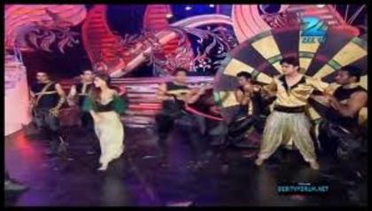 images (9) - Sara Khan dance In Zee Rishte Awards