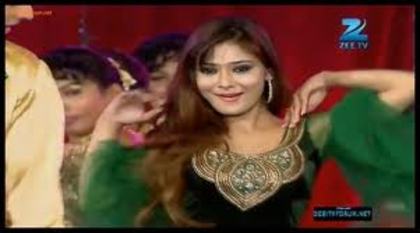 images (10) - Sara Khan dance In Zee Rishte Awards