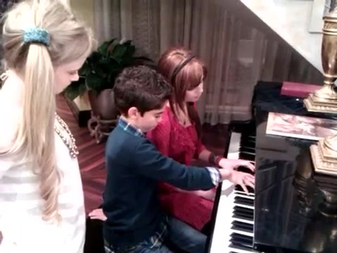 Debby Ryan gives Cameron a quick piano lesson 005 - Gives - Cameron - a - quick - piano - lesson