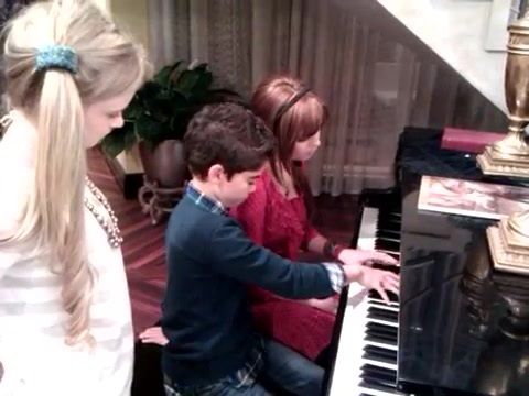 Debby Ryan gives Cameron a quick piano lesson 006 - Gives - Cameron - a - quick - piano - lesson