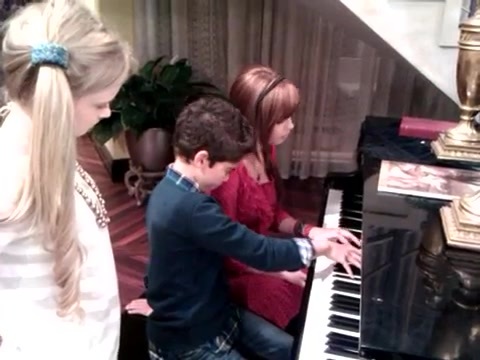 Debby Ryan gives Cameron a quick piano lesson 007 - Gives - Cameron - a - quick - piano - lesson