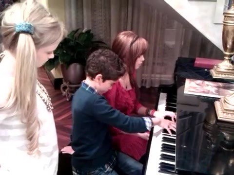 Debby Ryan gives Cameron a quick piano lesson 008 - Gives - Cameron - a - quick - piano - lesson