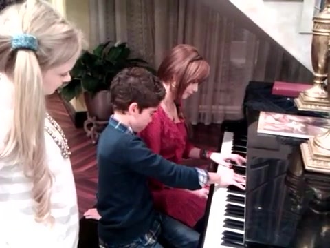 Debby Ryan gives Cameron a quick piano lesson 014 - Gives - Cameron - a - quick - piano - lesson