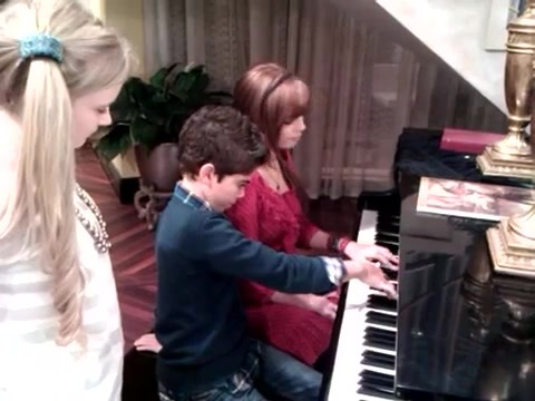 Debby Ryan gives Cameron a quick piano lesson 019 - Gives - Cameron - a - quick - piano - lesson