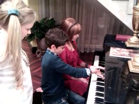 Debby Ryan gives Cameron a quick piano lesson 021 - Gives - Cameron - a - quick - piano - lesson
