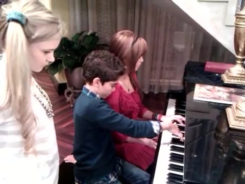 Debby Ryan gives Cameron a quick piano lesson 023 - Gives - Cameron - a - quick - piano - lesson