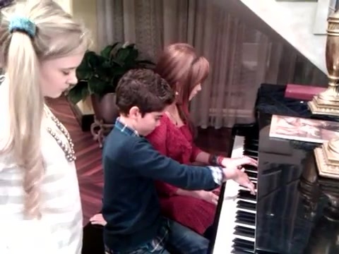 Debby Ryan gives Cameron a quick piano lesson 024 - Gives - Cameron - a - quick - piano - lesson