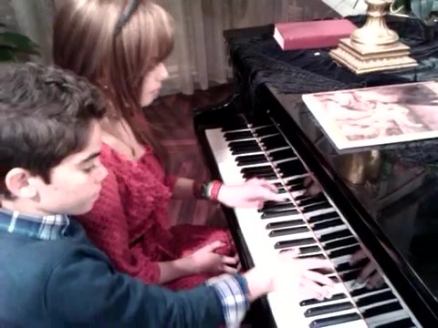 Debby Ryan gives Cameron a quick piano lesson 061 - Gives - Cameron - a - quick - piano - lesson
