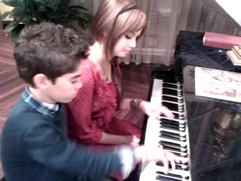 Debby Ryan gives Cameron a quick piano lesson 182 - Gives - Cameron - a - quick - piano - lesson