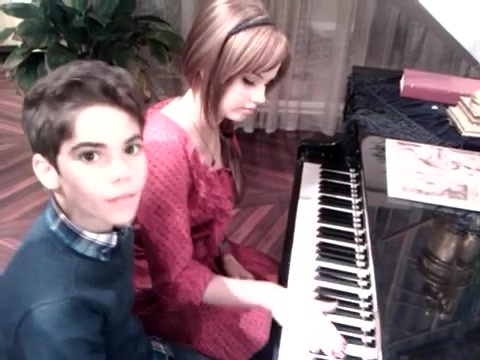 Debby Ryan gives Cameron a quick piano lesson 186 - Gives - Cameron - a - quick - piano - lesson