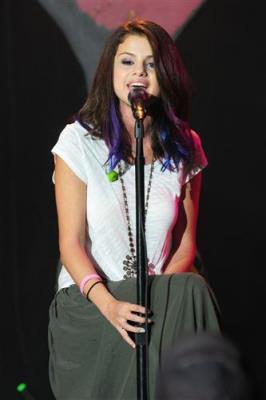 396134_287100874678922_119049044817440_704600_1141197029_n - Selena UNICEF Concert