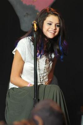 406336_287101228012220_119049044817440_704608_1285785937_n - Selena UNICEF Concert