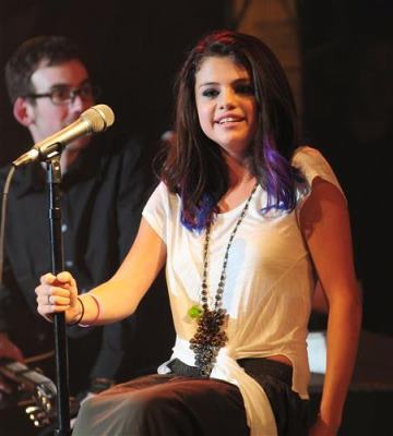 401161_287101368012206_119049044817440_704611_1666564629_n - Selena UNICEF Concert