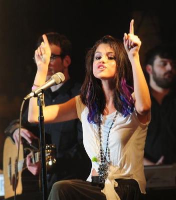 402230_287101311345545_119049044817440_704610_522490534_n - Selena UNICEF Concert