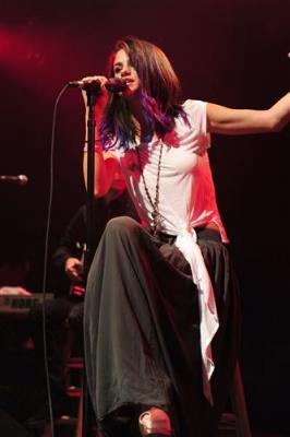 394163_287101618012181_119049044817440_704616_856352378_n - Selena UNICEF Concert