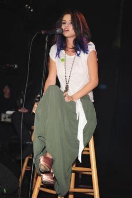 407155_287101821345494_119049044817440_704619_1908843398_n - Selena UNICEF Concert