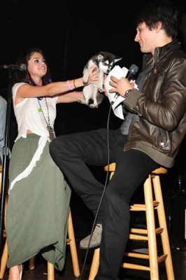 403158_287102258012117_119049044817440_704628_659692769_n - Selena UNICEF Concert