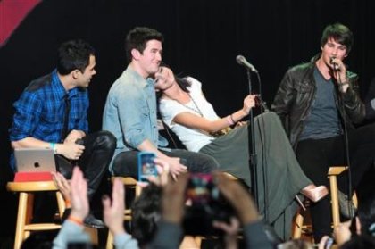 409522_287102851345391_119049044817440_704643_1097559051_n - Selena UNICEF Concert