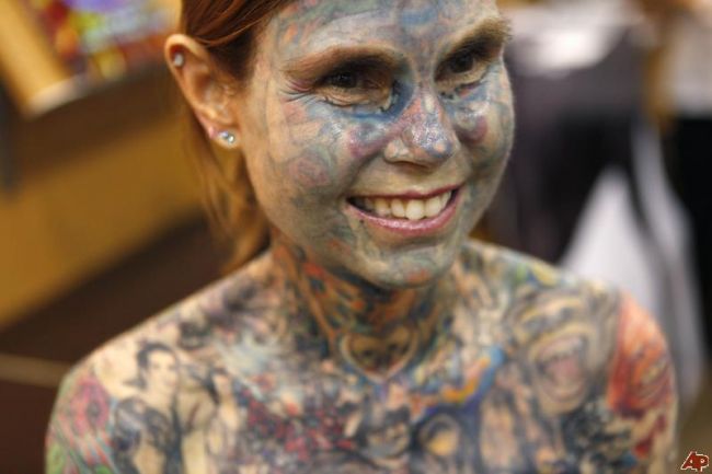 cum-arata-cea-mai-tatuata-femeie-din-lume-are-95-din-corp-acoperit-cu-semne-si-simboluri - Cea mai tatuata femeie din lume