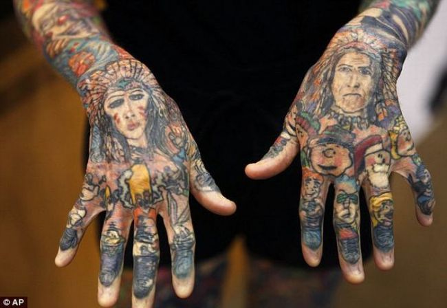 cum-arata-cea-mai-tatuata-femeie-din-lume-are-95-din-corp-acoperit-cu-semne-si-simboluri_1 - Cea mai tatuata femeie din lume