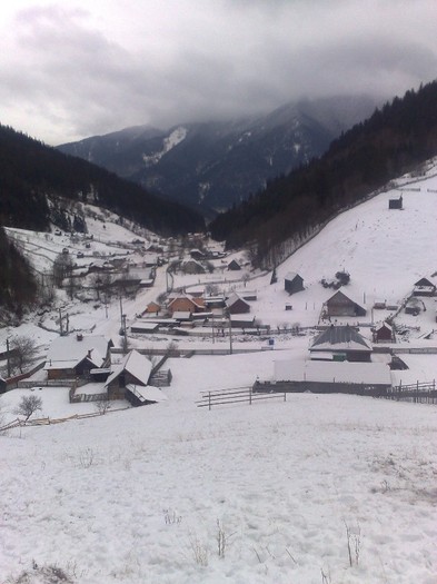 Satul Chiril.si in fata Varful Pietrosu. - Pe Rarau